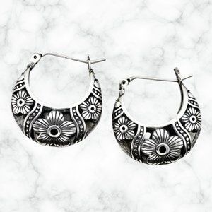 Flower Pattern Hoop Earrings - Hollow - Silver Tone